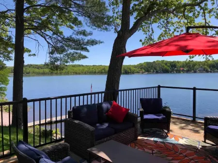 Moira Lake - Lake Front Family Cottage - All Season Oasis Отели в г. Сентр Хэйстингс