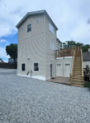 Wonderful Mountain Views.  Walk to Rivers, Parks, Restaurants and Shops.