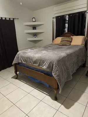 Cozy 3 bedroom home in downtown Tarpon Springs.  Walk to the Sponge Docks & more