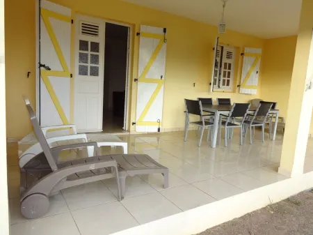 Large, well-equipped apartment in a villa 5 minutes' walk from the beaches