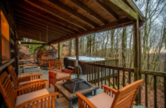 Serene Mtn cabin, views, hot tub, skiing, hiking, close to Asheville