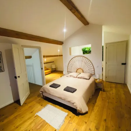 Magnificent 9-person house close to town center.