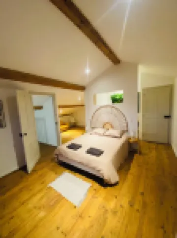 Magnificent 9-person house close to town center.