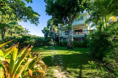 R HOUSE on Steps Beach in the Tres Palmas Marine Reserve