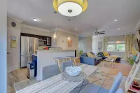 Cozy Condo Near Beach, Restaurants, Shops, Airport