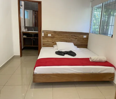 Spacious Villa Pool/Patio/Garden min from the Beach. H speed internet