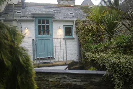 Two Bedroom Loft Apartment Overlooking St Fimbarrus Church & Its Grounds Отели в г. Фоуи