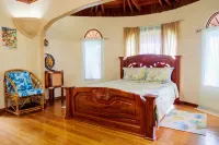 Family Friendly Waterfall Home with pool & Wi-Fi / 7p
