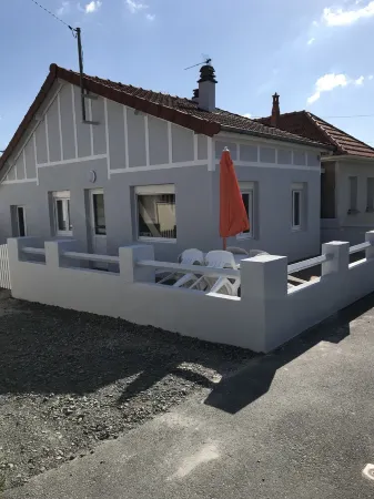 --- VILLA NEAR THE SEA ---