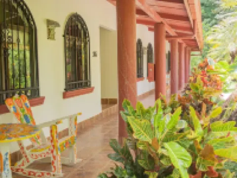 Private suite 102 with beautiful gardens, shared pool and BBQ area! Hotels in Dominical