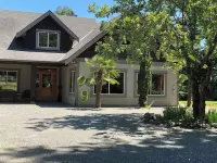 4 Bedroom Seabrook Farmhouse with Hot Tub & Swimming Pool on 8 Acre Berry Farm Hotels in Central Saanich