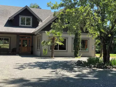 4 Bedroom Seabrook Farmhouse with Hot Tub & Swimming Pool on 8 Acre Berry Farm Отели в г. Сентрал Саанич