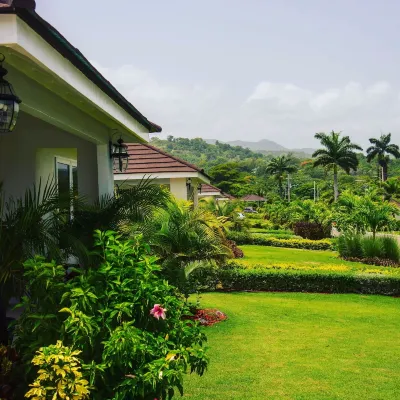 Modern Villa with private backyard pool Hotels in 