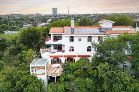 La Casa Blanca Отели рядом с достопримечательностью «Йоханнесбург Зу»