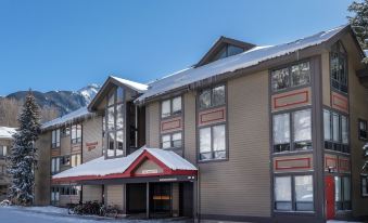 West End Walk to Lift 7 Hot Tub, Parking, Open Kitchen + Living Space 2 Bedroom Condo by RedAwning