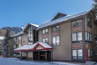 West End Walk to Lift 7 Hot Tub, Parking, Open Kitchen + Living Space 2 Bedroom Condo by RedAwning 芒廷村住宿飯店