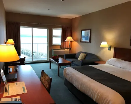 Beach Gardens Resort and Marina Hotels in qathet