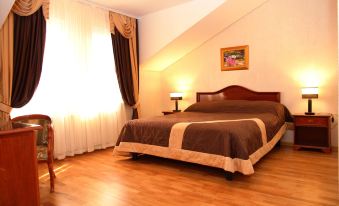 Chetyire Koronyi Hotel