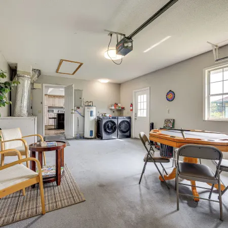 BBQ Ready: Hawthorne Home w/ Screened-in Patio