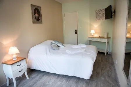 Logis Hotel Restaurant le Relais Fleuri Отели в г. Этреопон