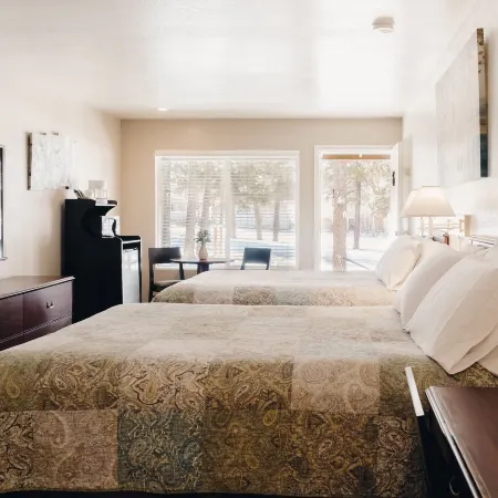 Vintage Lakeside Inn