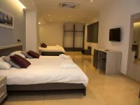 Stay at 9020 Hoteles cerca de Bahía de Ramla