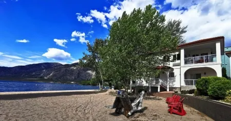 Sandy Beach Suites Отели рядом с достопримечательностью «NK'MIP Cellars»