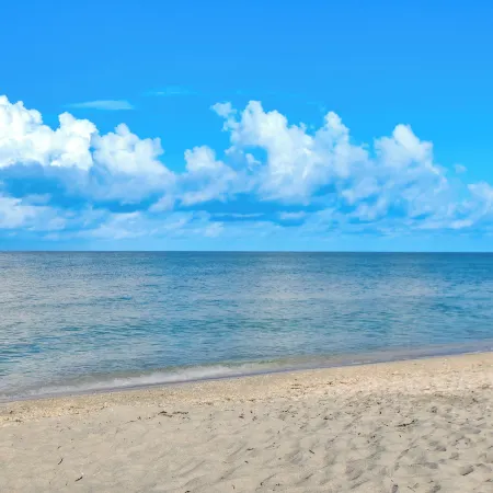 Key Retreat: Bay Views & Private Beach Access