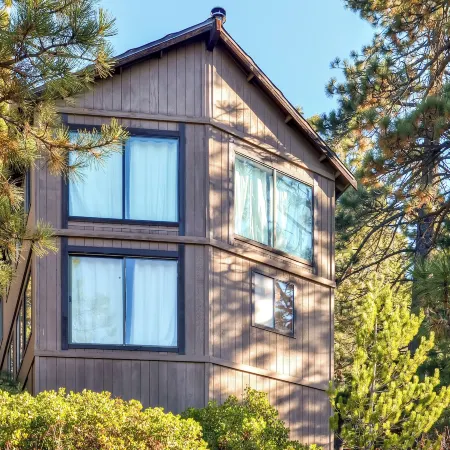 Cozy Lake-View Hideaway! Pet-Friendly Truckee Home