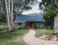 Country cottage 10 minutes to Tamworth - pet friendly!
