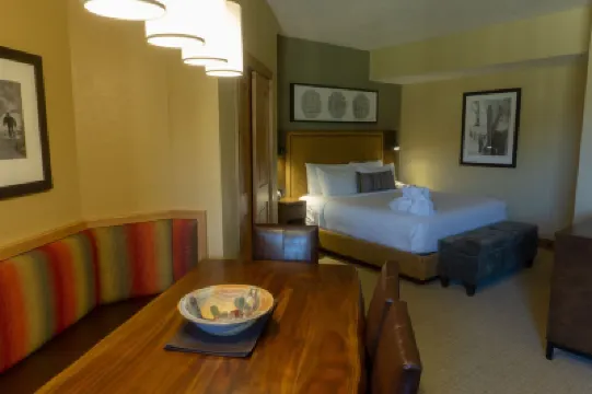 Studio Steps to Red Pine Gondola & Canyons Village Hotels in 