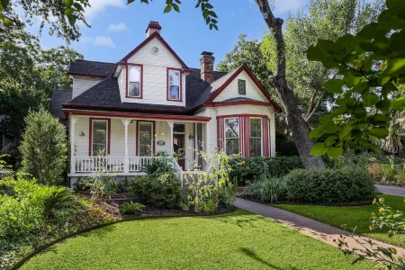 Brava House Bed and Breakfast Отели рядом с достопримечательностью «Mesmerize»