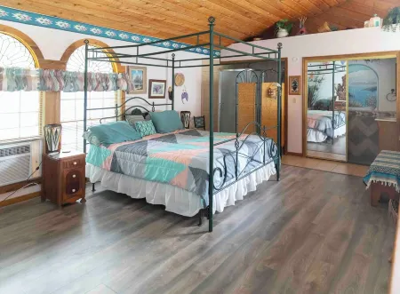 House of Joy, A Spacious Home Close to POM de Terre Lake and Lake of the Ozarks