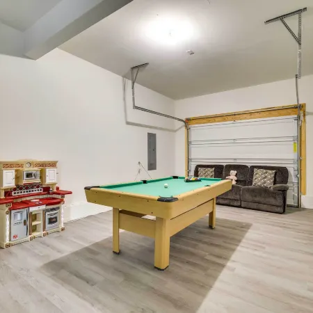 3 Mi to Kalahari: Pocono Summit Home w/ Pool Table