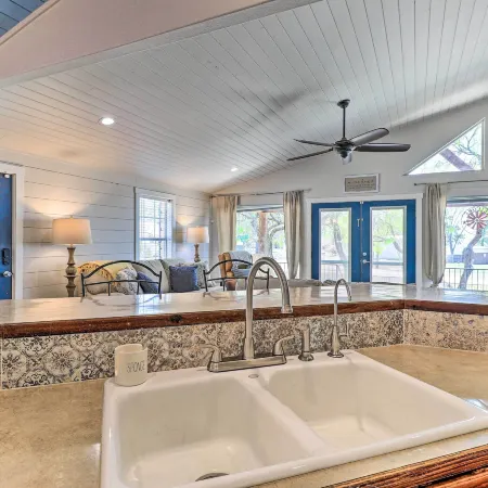 Charming Burnet Cottage w/ Lake View + Porch!