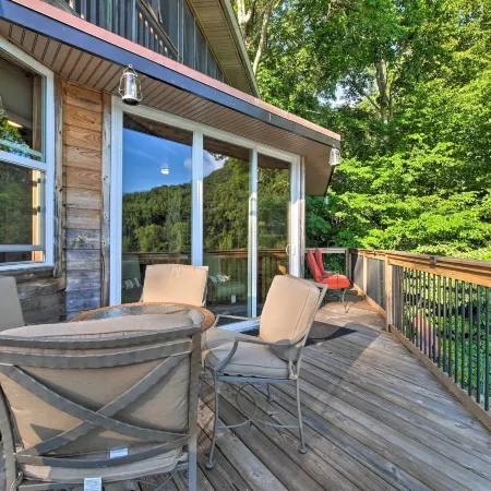 Tenn River Cabin w/ Hot Tub - 10 Mi to Chattanooga