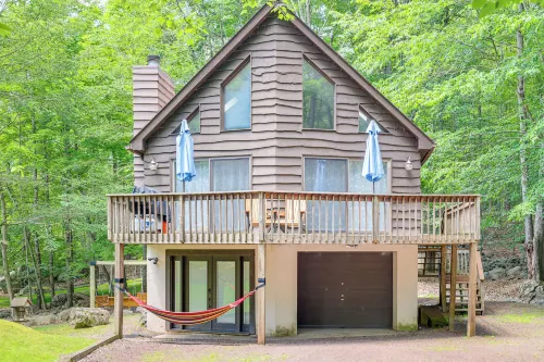 Fire Pit & Games! Prow Chalet; Mins to Lake Wally! - Swimmingpools