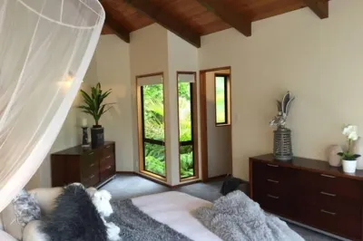 Kerikeri, Bay of Islands - Large Coastal Home in Private Bay with beach access
