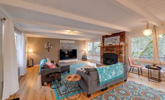 Spacious Grants Pass Home w/ Hot Tub & Views!