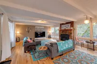 핫 타브와 전망이 있는 넓은 그랜츠 패스의 집!