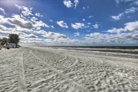Walk to Beach and Dining Sunny St Pete Condo! - appartements de vacances