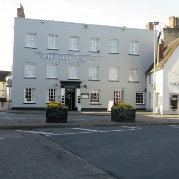 Kings Arms Hotel Hotels near Garth Park