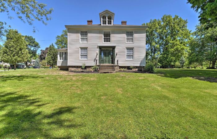 Sodus Point Historic Home ~ 1/2 Mi to Sodus Bay!