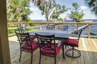 Renovated Crescent Lake Escape w/ Waterfront Deck! - Parkplatz