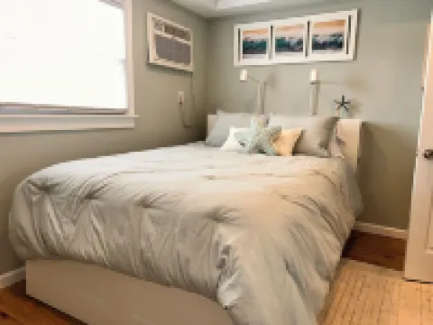 Wildwood 1 BDR Condo, Pool, AC, Wi-Fi, Parking, Sleeps 4. Walk to Everything!