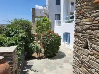 Karaoulanis Apartments Hotels in der Nähe von Mylos Beach Bar Korthi Andros