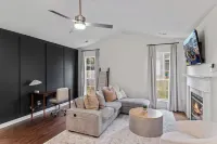 Stylish 3-bedroom home in central Cornelius-Chalkboard Wall-Firepit-Grill & more