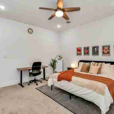 Rooftop Theater ~ 5 Minutes to Downtown! ~ City Views Rooms