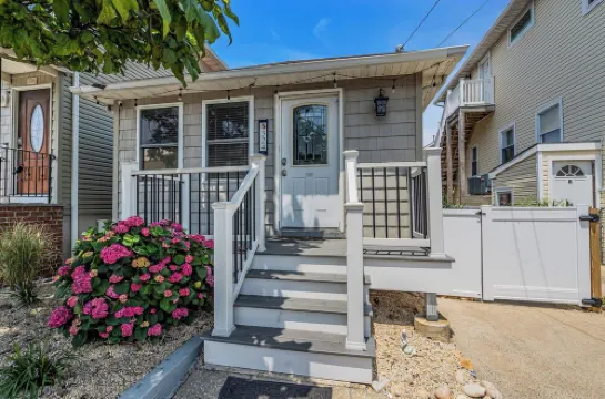 Walk to Beach! 4 Beach Badges Included. BBQ + Fire Pit. Towels + Linens Included