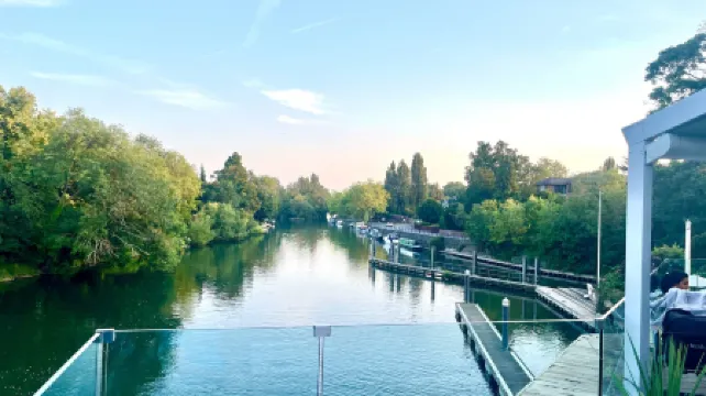 Modern 1 Bedroom Apt in Maidenhead nr River Thames Отели в г. Мэйденхед